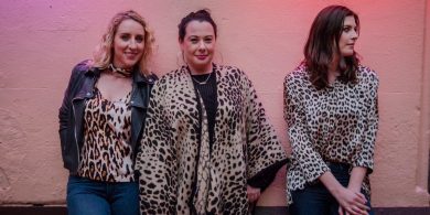 Gealladh faoi phodchraoladh Gaeilge le triúr ban misniúil