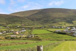 Aon siopa amháin ar an mbóthar idir Dún Chaoin agus Baile na nGall – cad a bheidh fágtha ag muintir na tuaithe fé cheann 20 bliain?