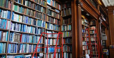 Tearmann ón ngáifeacht leathair i siopa leabhar LADT+ i mBeirlín