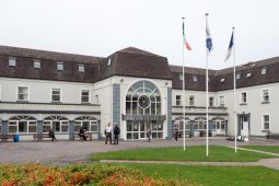 ‘Chuala mé ó na cailíní go raibh buachaillí ag breathnú ar porn ar na fóin’ – imní faoi úsáid fón i gcoláiste Gaeltachta
