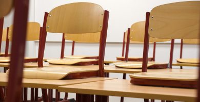 ‘Leithscéal’ atá i maíomh an Aire Oideachais nach bhfuil ‘formhór mór na nGaelcholáistí lán’ – Sinn Féin