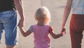 Géarchéim teanga na Gaeltachta agus deacrachtaí tuismitheoirí le plé i dTithe na Oireachtais