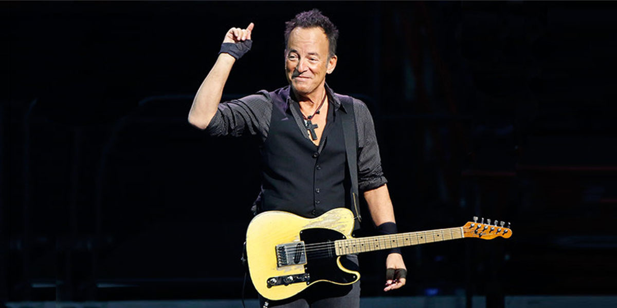 ‘Ag Damhsa sa Dorchadas’ – Gaeilge curtha ar shaothar an Boss do Thionscadal Springsteen