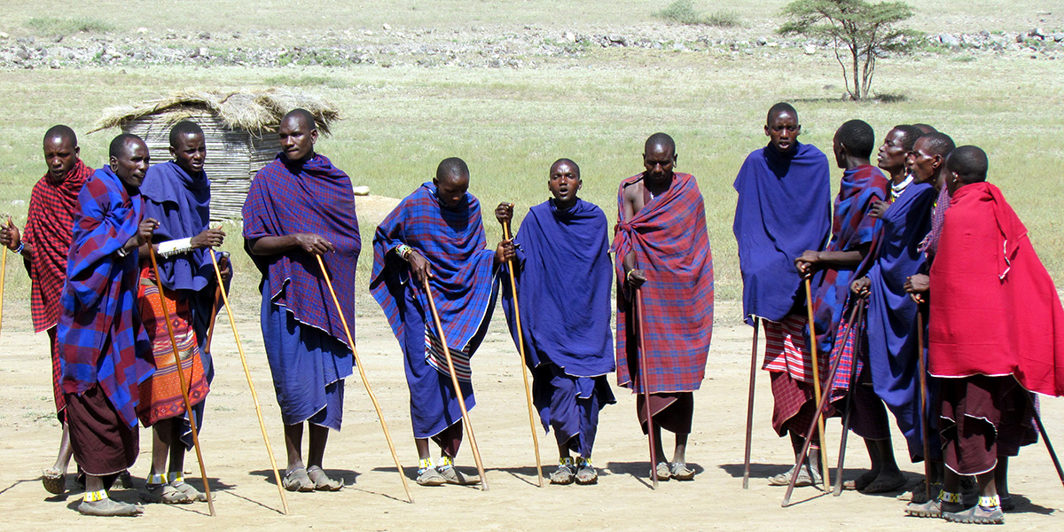 Treibh na Maasai á gcur dá gcuid tailte i dtuaisceart na Tansáine