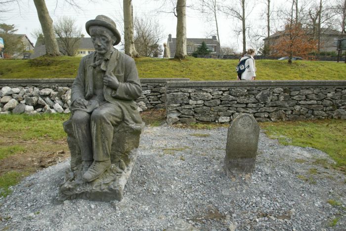 Dealbh de Phádraic Ó Conaire le nochtadh ag an Uachtarán i nGaillimh amárach
