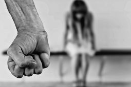 Tugann an Ghaeilge súil eile dúinn ar cheisteanna a bhaineann leis an bhforéigean inscne