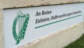 Pingin ar bith caite go fóill ar fheidhmiú ocht gcinn de naoi bplean teanga Gaeltachta – suirbhé