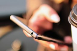 ‘Imní’ ar CyberSafeKids faoi bhota comhrá do dhaoine óga atá molta i dtuarascáil Údarás na Gaeltachta