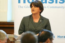 Ní mór do lucht éilimh na reachtaíochta Gaeilge a bheith ‘réalaíoch’ – Arlene Foster