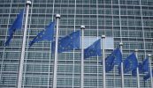 Cé atá ag iarraidh troid ar son na Bruiséile agus Juncker?
