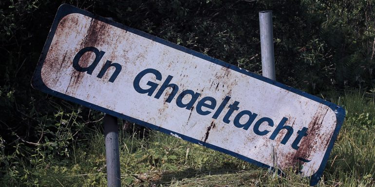10 mbliana i ndiaidh an staidéir nár thug ach 15–20 bliain don Ghaeltacht, tá an ghéarchéim ag éirí níos measa