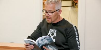 ‘Bí ag léamh leat. Ná cuireadh sé isteach ort má thitim i mo chodladh’