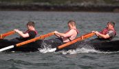 Daoine óga a choinneáil agus a mhealladh isteach faoin tuath – cén chaoi?