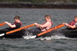 Daoine óga a choinneáil agus a mhealladh isteach faoin tuath – cén chaoi?
