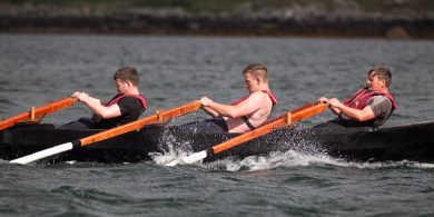 Daoine óga a choinneáil agus a mhealladh isteach faoin tuath – cén chaoi?