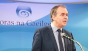 ‘A Ghaeilgeoirí, cuirigí isteach ar na poist nua thall agus abhus’ – achainí Aire Stáit na Gaeltachta