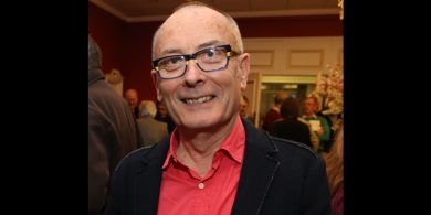 Gradam Alumnus bronnta ag Ollscoil Teicneolaíochta an Atlantaigh ar iar-eagarthóir Nuacht TG4 Michael Lally