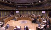 Conspóid faoi aistriú logainmneacha Breatnaise le plé sa pharlaimint