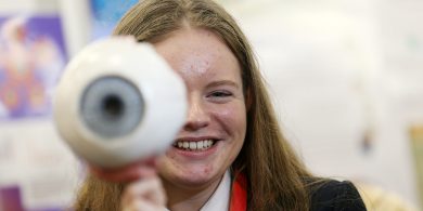 80 dalta as 16 scoil lán-Ghaeilge agus Ghaeltachta ag cur a dtionscadail i láthair i nGaeilge ag Taispeántas an Eolaí Óig BT