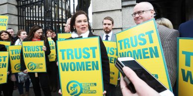 Rogha Shinn Féin faoin reifreann: suí ar an gclaí nó a dtuairim a nochtadh go hiomlán?