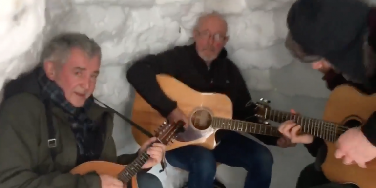 FÍSEÁN: An chéad seisiún ceoil in íoglú in Éirinn!