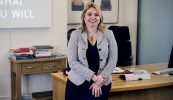 Athbhunú Stormont – caisleáin óir Karen Bradley