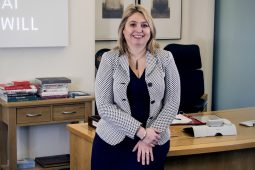 Athbhunú Stormont – caisleáin óir Karen Bradley