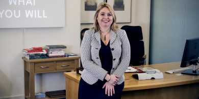 Athbhunú Stormont – caisleáin óir Karen Bradley