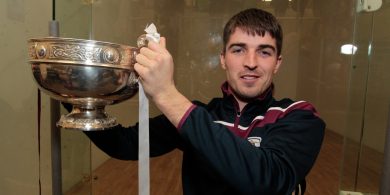 GAILEARAÍ: Ábhar mór mórtais ag muintir Mhaigh Cuilinn agus Craobh na hÉireann sa liathróid láimhe buaite ag Martin Mulkerrins