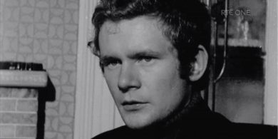 LÉIRMHEAS TEILIFÍSE: Gan de locht ar ‘Cloch le Carn’ McGuinness ach a laghad…