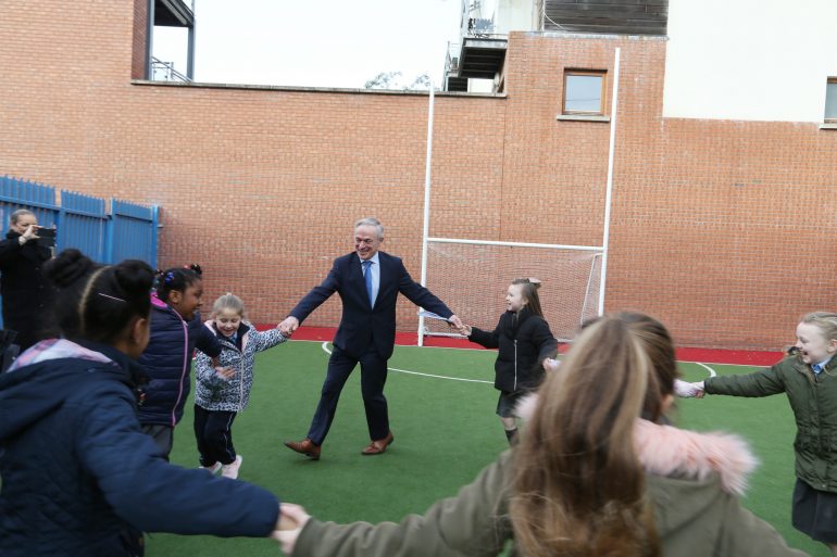 Easpa corpoideachais don aos óg –tá chuile rialtas ó thús an stáit chomh ciontach céanna
