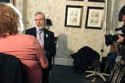 Maíonn Gerry Adams gur éist an Taoiseach lena chomhairle faoi Brexit agus nach ceannaire láidir í Arlene Foster