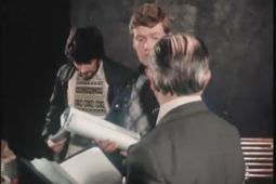 FÍSEÁN: ‘Tá sé cosúil leis an gcéad chogadh domhanda anseo i láthair na huaire!’ – daichead bliain ó shin thug RTÉ cuairt ar an Taibhdhearc