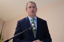 An t-iar-aire stáit Gaeltachta Seán Kyne ag filleadh ar Dháil Éireann agus toghchán Ghaillimh Thiar buaite aige