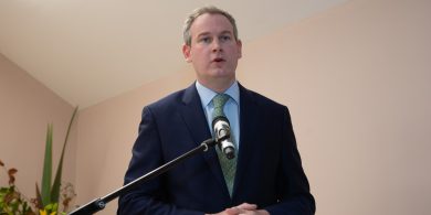 An t-iar-aire stáit Gaeltachta Seán Kyne ag filleadh ar Dháil Éireann agus toghchán Ghaillimh Thiar buaite aige