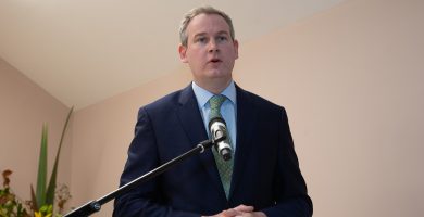 An t-iar-aire stáit Gaeltachta Seán Kyne ag filleadh ar Dháil Éireann agus toghchán Ghaillimh Thiar buaite aige