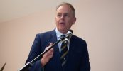 McHugh ‘ag troid’ don ‘margadh is fearr don Ghaeilge’ sa Bhuiséad, ach amhras san fhreasúra go bhfuil an ‘cath’ á chailleadh aige