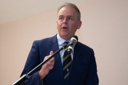 An ‘phráinn’ le córas do scoileanna lán-Ghaeilge nua curtha ar shúile a oifigeach ag McHugh