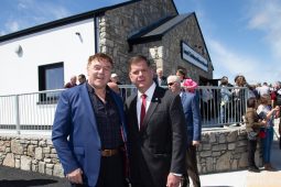 GAILEARAÍ: Slua mór i gCarna d’oscailt Ionad Cuimhneacháin na nImirceach