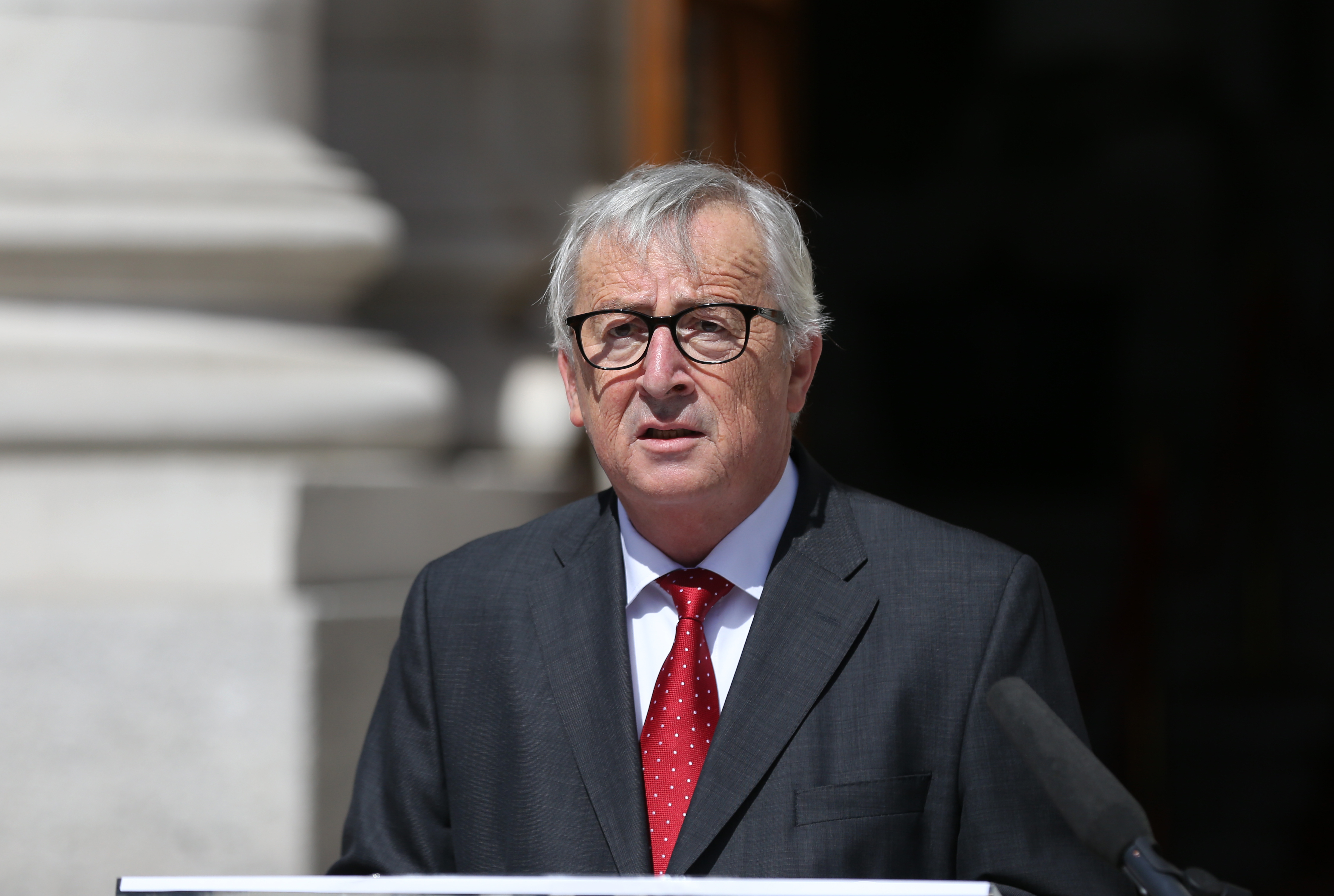 ‘Margadh May, síneadh ama fada nó Breatimeacht gan mhargadh’ – Juncker