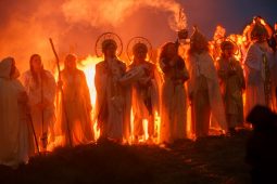 Ó DHÚCHAS: Nuair a nídís a gcosa oíche Bealtaine chaithidís uisce na gcos amach…