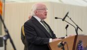 Tús le toghchán na huachtaránachta agus a fheachtas á sheoladh ag Ó hUigínn