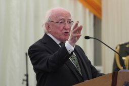 An Rás don Áras – comhrac idir an eite dheis is an eite chlé