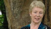 ‘D’fhulaing mé cuid mhór ar feadh bliana ag dul ó dhochtúir go dochtúir’ – cur síos déanta ag scríbhneoir Gaeilge ar an nGalar Néarón Luadrach