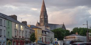 Coisméigeacha i dtreo choláistí an tsaoil agus an ‘chárisma’