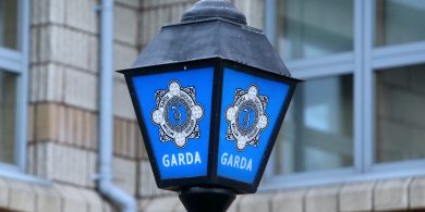 Triúr Gardaí gafa agus amhras fúthu go raibh baint acu le caimiléireacht