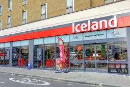 ‘Béarla amháin’ an polasaí atá ag siopaí Iceland