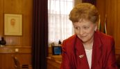 Conspóid mhíthráthúil ar lá cuimhneacháin shléacht na hÓmaí