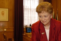 Conspóid mhíthráthúil ar lá cuimhneacháin shléacht na hÓmaí