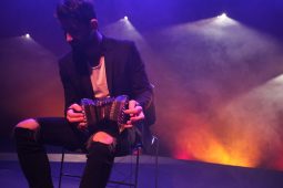 Phil Lynott, foireann rugbaí Chorca Dhuibhne, Antaine ‘Toto’ Ó Gríofa agus ‘Cosáin cheoil’ – na cláir Ghaeilge i sceideal fómhair RTÉ